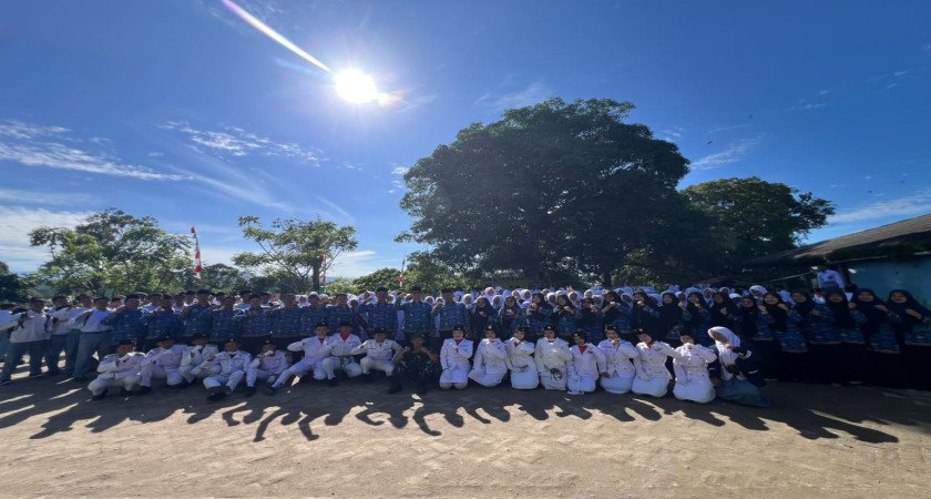 Pererat Silaturahmi Instansi, MAN 2 Tapanuli Tengah Kirim Perwakilan Siswa Upacara Bendera di Kecamatan
