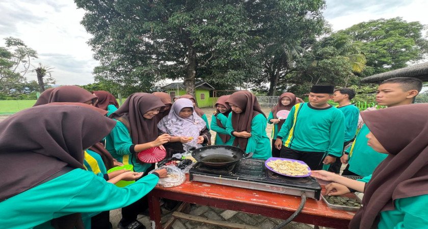 Sains di Balik Kerenyahan: Siswa MAN 2 Tapanuli Tengah Sulap Sayur dan Buah Jadi Kerupuk Bernilai Gizi