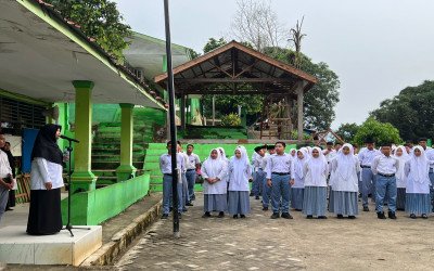 Filosofi Botol dan Akhlak: Amanat Inspiratif Pembina Upacara di MAN 2 Tapanuli Tengah