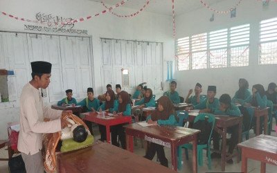 Bekal Fardhu Kifayah: Guru Fiqih MAN 2 Tapanuli Tengah Latih Siswa Praktik Memandikan Jenazah