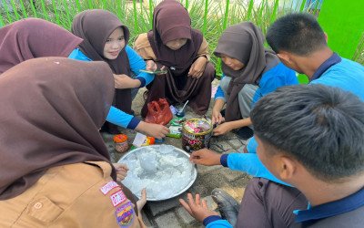 Praktik Sifat Koligatif, Siswa Kelas XII MAN 2 Tapanuli Tengah Asyik Bikin Es Krim Lewat Eksperimen Kimia